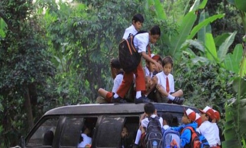 Gambar anak sekolah menunjukkan perjuangan saat pergi ke sekolah